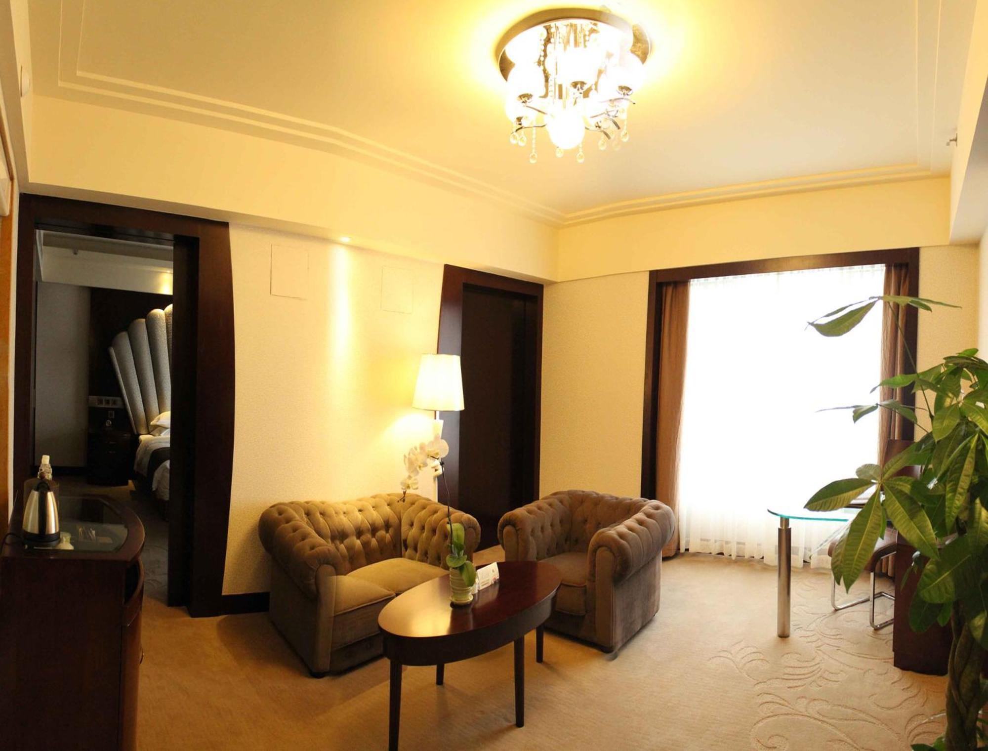 Готель Ramada Chengdu North Екстер'єр фото